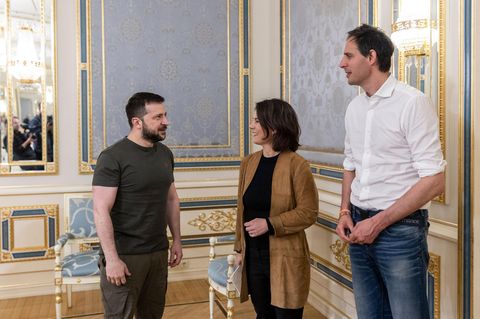 Wolodymyr Selenskyj (l.) begrüßt die Außenministerin Annalena Baerbock und ihren niederländischen Kollegen Wopke Hoekstra