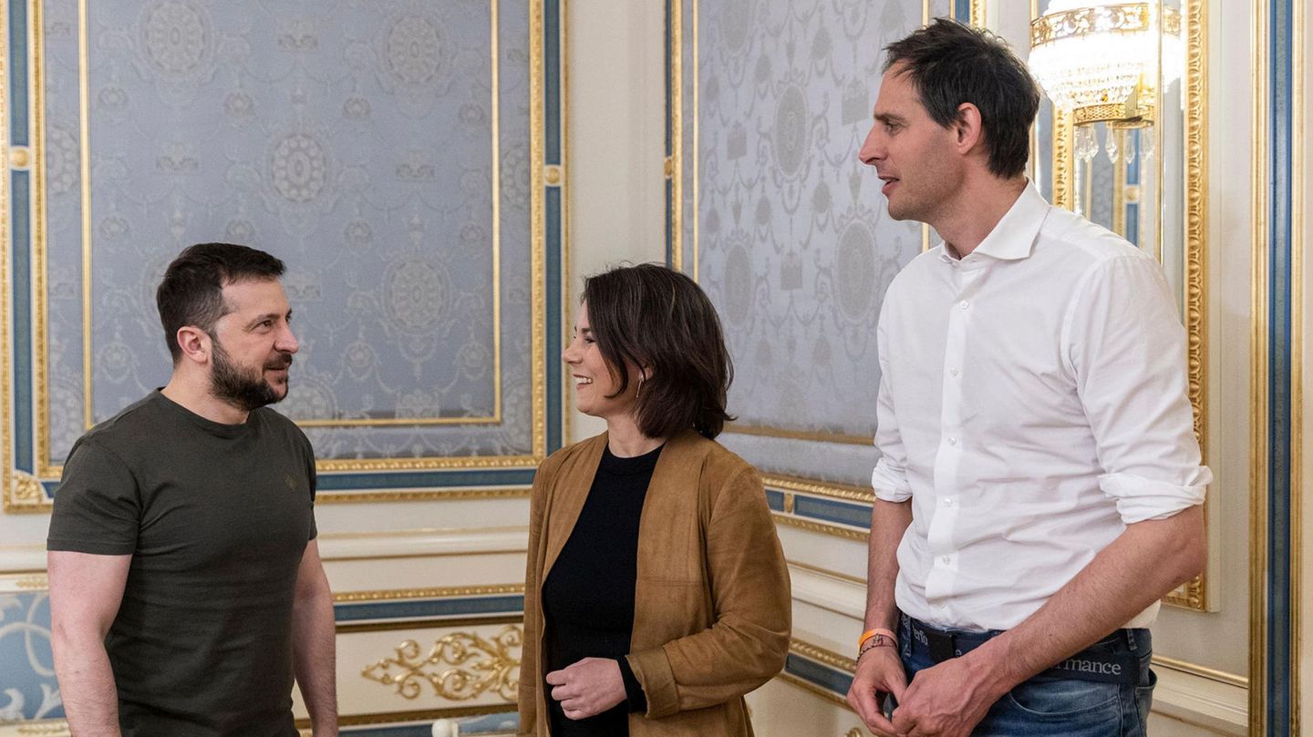 Wolodymyr Selenskyj (l.) begrüßt die Außenministerin Annalena Baerbock und ihren niederländischen Kollegen Wopke Hoekstra