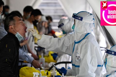 Ein Chinese wird in Peking getestet: "Mit Omikron funktioniert in China die Zero-Covid-Strategie nicht mehr"