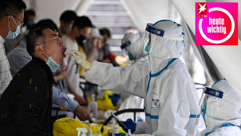 Ein Chinese wird in Peking getestet: "Mit Omikron funktioniert in China die Zero-Covid-Strategie nicht mehr"