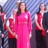 11. Mai 2022  Königin Letizia von Spanien offenbart beeindruckende Bauchmuskeln  Hola, Majestad! Königin Letizia von Spanien zeigt sich bei ihrem Besuch in Valencia in einem pinkfarbenen Kleid mit gewagten Cutouts. Durch die Aussparungen bekommen die Gäste des Welttags des Roten Kreuzes einen Blick auf die definierten Bauchmuskeln der Monarchen-Gattin. Dass Letizia regelmäßig trainiert, ist kein Geheimnis – ihre muskulösen Oberarme nahezu legendär. Offenbar hat die Königin ihren Bauch beim Training nicht vernachlässigt. Das Kleid, das von hinten recht züchtig aussieht, hat nur knapp 62 Euro gekostet. Wenige Stunden nach Letizias Auftritt ist es im Online Shop von "Cayro Woman" nicht mehr erhältlich.