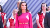 11. Mai 2022  Königin Letizia von Spanien offenbart beeindruckende Bauchmuskeln  Hola, Majestad! Königin Letizia von Spanien zeigt sich bei ihrem Besuch in Valencia in einem pinkfarbenen Kleid mit gewagten Cutouts. Durch die Aussparungen bekommen die Gäste des Welttags des Roten Kreuzes einen Blick auf die definierten Bauchmuskeln der Monarchen-Gattin. Dass Letizia regelmäßig trainiert, ist kein Geheimnis – ihre muskulösen Oberarme nahezu legendär. Offenbar hat die Königin ihren Bauch beim Training nicht vernachlässigt. Das Kleid, das von hinten recht züchtig aussieht, hat nur knapp 62 Euro gekostet. Wenige Stunden nach Letizias Auftritt ist es im Online Shop von "Cayro Woman" nicht mehr erhältlich.