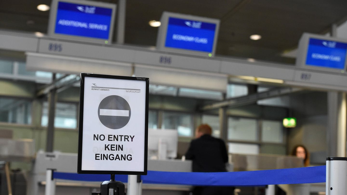 Counters at Frankfurt Airport (symbol image)
