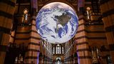 Melbourne, Australien. Sieben Meter im Durchmesser misst dieser Globus in der St.-Pauls-Kathedrale der Metropole im australischen Bundesstaat Victoria. Es ist ein Werk des Künstlers Luke Jerram, der seiner rotierenden Skulptur den Titel "Gaia" gegeben hat.