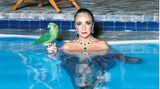 Mit Juwelen und grünem Papagei ging Schauspielerin Elizabeth Taylor 1985 vor der Kamera von Helmut Newton baden. Die Aufnahme entstand für die Zeitschrift "Vanity Fair" in Los Angeles und ist nun in der Berliner Helmut Newton Foundation zu sehen. Dort läuft noch bis zum 20. November 2022 eine Gruppenausstellung, die sich der Faszination Hollywoods widmet.