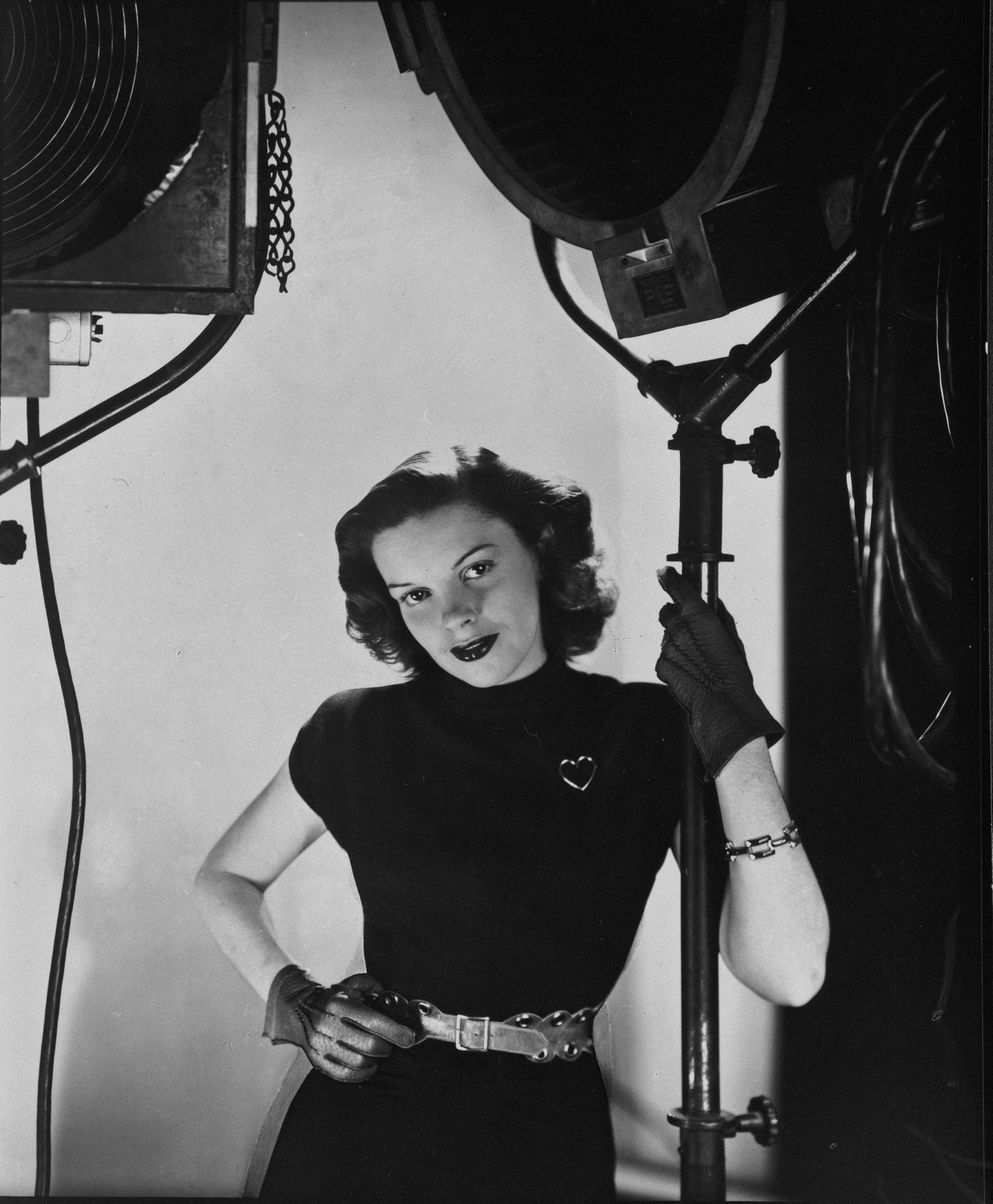 Helmut Newton Foundation in Berlin: Die Ausstellung widmet sich rund 100 Jahren Hollywood-Geschichte. Zu den frühen Aufnahmen gehören die Arbeiten des Fotografen George Hoyningen-Huene, hier ein Porträt von Schauspielerin Judy Garland aus dem Jahr 1945. Hoyningen-Huene begann seine Karriere als Modefotograf für die französische "Vogue" und die "Harper's Bazaar". Ab den Vierzigern arbeitete er als Filmfotograf in Hollywood und drehte auch selbst Dokumentarfilme. Die Ausstellung widmet sich rund 100 Jahren Hollywood-Geschichte. Zu den frühen Aufnahmen gehören die Arbeiten des Fotografen George Hoyningen-Huene, hier ein Porträt von Schauspielerin Judy Garland aus dem Jahr 1945. Hoyningen-Huene begann seine Karriere als Modefotograf für die französische "Vogue" und die "Harper's Bazaar". Ab den Vierzigern arbeitete er als Filmfotograf in Hollywood und drehte auch selbst Dokumentarfilme.