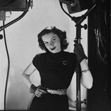 Die Ausstellung widmet sich rund 100 Jahren Hollywood-Geschichte. Zu den frühen Aufnahmen gehören die Arbeiten des Fotografen George Hoyningen-Huene, hier ein Porträt von Schauspielerin Judy Garland aus dem Jahr 1945. Hoyningen-Huene begann seine Karriere als Modefotograf für die französische "Vogue" und die "Harper's Bazaar". Ab den Vierzigern arbeitete er als Filmfotograf in Hollywood und drehte auch selbst Dokumentarfilme.
