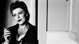 Die Britin Marianne Faithfull ist vor allem als Sängerin bekannt, sie wirkte aber auch in einigen Filmen mit. Als Hauptdarstellerin in dem Streifen "Irina Palm" feierte sie 2007 auf der Berlinale einen großen Erfolg. Das Porträt der Künstlerin entstand 1990 in Los Angeles und stammt von Anton Corbijn, der als Fotograf der Musikbranche sehr eng verbunden ist.