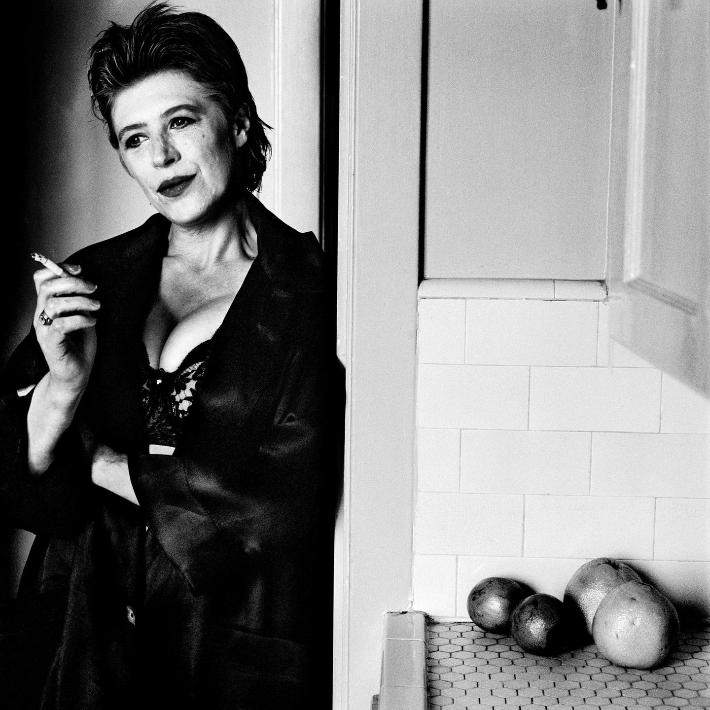 Helmut Newton Foundation in Berlin: Die Britin Marianne Faithfull ist vor allem als Sängerin bekannt, sie wirkte aber auch in einigen Filmen mit. Als Hauptdarstellerin in dem Streifen "Irina Palm" feierte sie 2007 auf der Berlinale einen großen Erfolg. Das Porträt der Künstlerin entstand 1990 in Los Angeles und stammt von Anton Corbijn, der als Fotograf der Musikbranche sehr eng verbunden ist. Die Britin Marianne Faithfull ist vor allem als Sängerin bekannt, sie wirkte aber auch in einigen Filmen mit. Als Hauptdarstellerin in dem Streifen "Irina Palm" feierte sie 2007 auf der Berlinale einen großen Erfolg. Das Porträt der Künstlerin entstand 1990 in Los Angeles und stammt von Anton Corbijn, der als Fotograf der Musikbranche sehr eng verbunden ist.