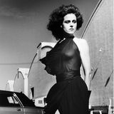 Schauspielerin Sigourney Weaver wurde 1979 durch den Science-Fiction-Film "Alien" bekannt. Regisseur Ridley Scott gab der damals 30-Jährigen den Part, obwohl die Hauptrolle ursprünglich für einen männlichen Hauptdarsteller vorgesehen war. Bis heute hat Weaver in vier "Alien"-Filmen mitgewirkt und dafür eine Oscar-Nominierung als beste Hauptdarstellerin erhalten. Das Schwarz-Weiß-Porträt der Schauspielerin schoss Helmut Newton im Jahr 1983. 