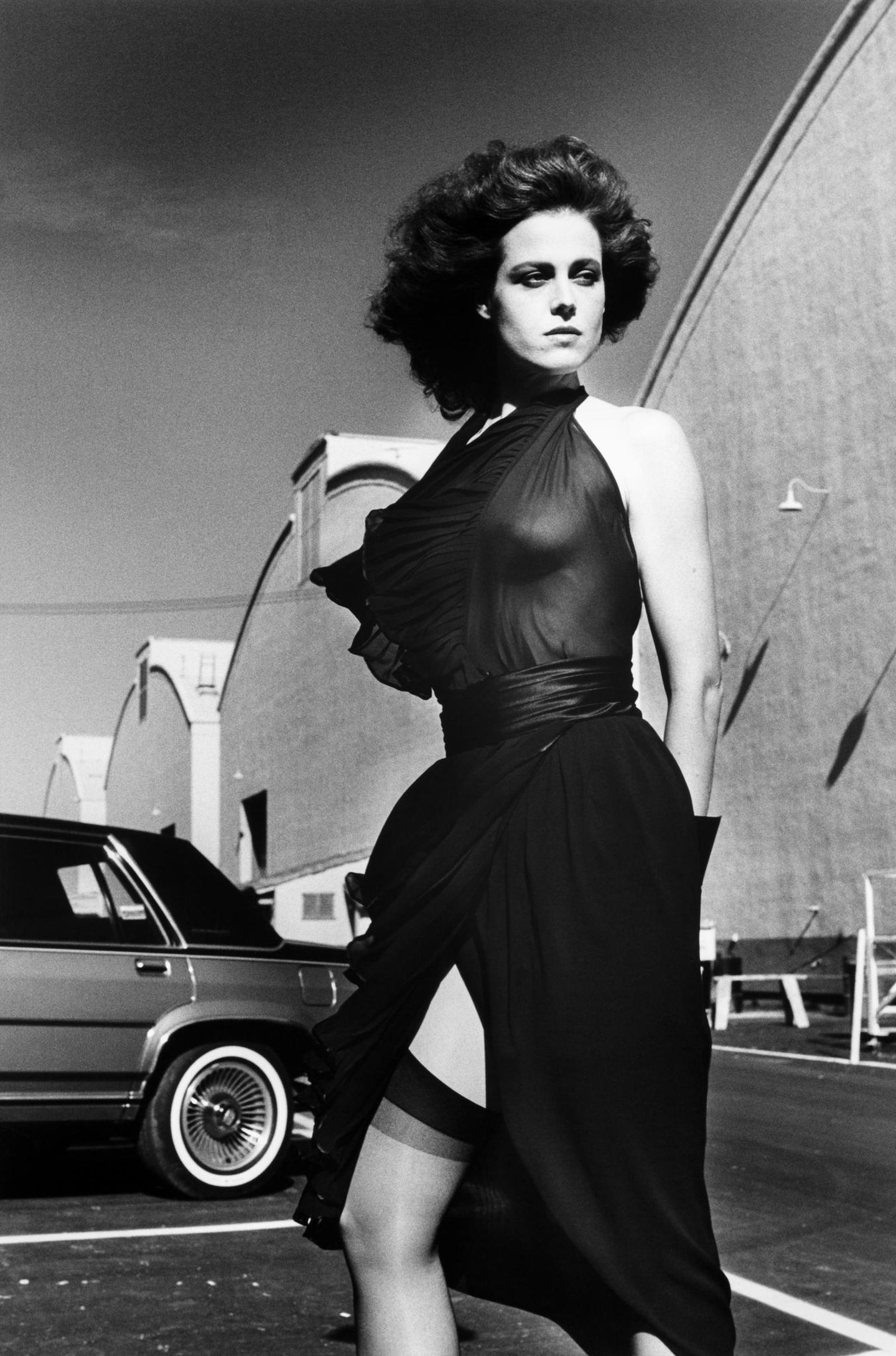 Helmut Newton Foundation in Berlin: Schauspielerin Sigourney Weaver wurde 1979 durch den Science-Fiction-Film "Alien" bekannt. Regisseur Ridley Scott gab der damals 30-Jährigen den Part, obwohl die Hauptrolle ursprünglich für einen männlichen Hauptdarsteller vorgesehen war. Bis heute hat Weaver in vier "Alien"-Filmen mitgewirkt und dafür eine Oscar-Nominierung als beste Hauptdarstellerin erhalten. Das Schwarz-Weiß-Porträt der Schauspielerin schoss Helmut Newton im Jahr 1983. Schauspielerin Sigourney Weaver wurde 1979 durch den Science-Fiction-Film "Alien" bekannt. Regisseur Ridley Scott gab der damals 30-Jährigen den Part, obwohl die Hauptrolle ursprünglich für einen männlichen Hauptdarsteller vorgesehen war. Bis heute hat Weaver in vier "Alien"-Filmen mitgewirkt und dafür eine Oscar-Nominierung als beste Hauptdarstellerin erhalten. Das Schwarz-Weiß-Porträt der Schauspielerin schoss Helmut Newton im Jahr 1983.