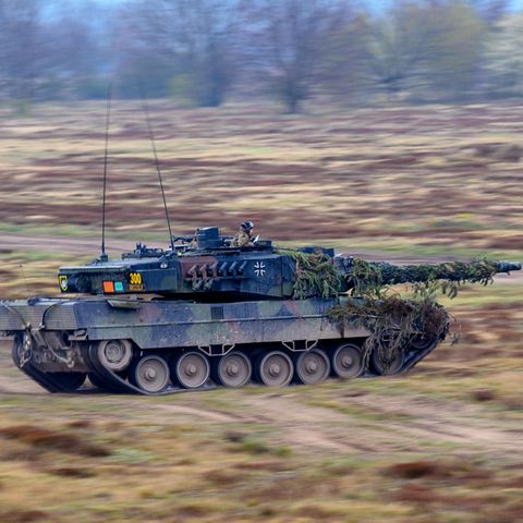 Ein deutscher Panzer vom Typ Leopard IIA6 vom Panzerbataillon 414 fährt während einer Übung auf dem Truppenübungsplatz des Gefechtsübungszentrums des Heeres in der Colbitz-Letzlinger Heide