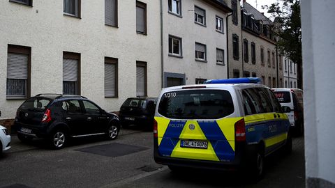 Ein Fahrzeug der Polizei steht in einer Straße in Mannheim