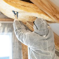 Die Dämmung des Dachs kann vor Schimmelbefall in der Wohnung schützen. Die Montage geht auch in Eigenleistung