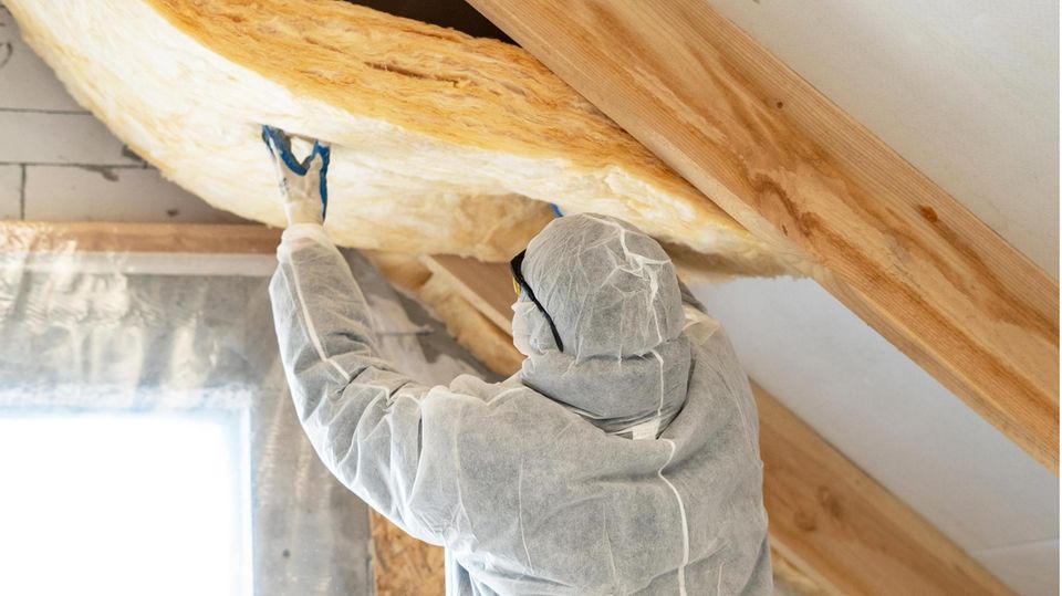 Die Dämmung des Dachs kann vor Schimmelbefall in der Wohnung schützen. Die Montage geht auch in Eigenleistung