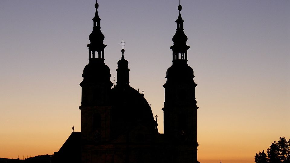 Lichtverschmutzung Artensterben Der Dom von Fulda im Sonnenuntergang