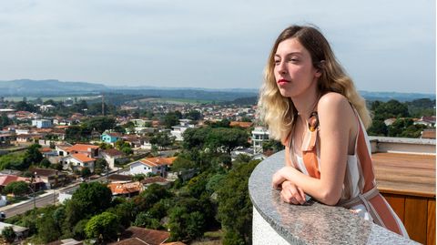 Die 22-jährige Anastasia Ivanova aus der Ukraine steht an einer Terrasse und blickt über die Stadt Prudentópolis in Brasilien