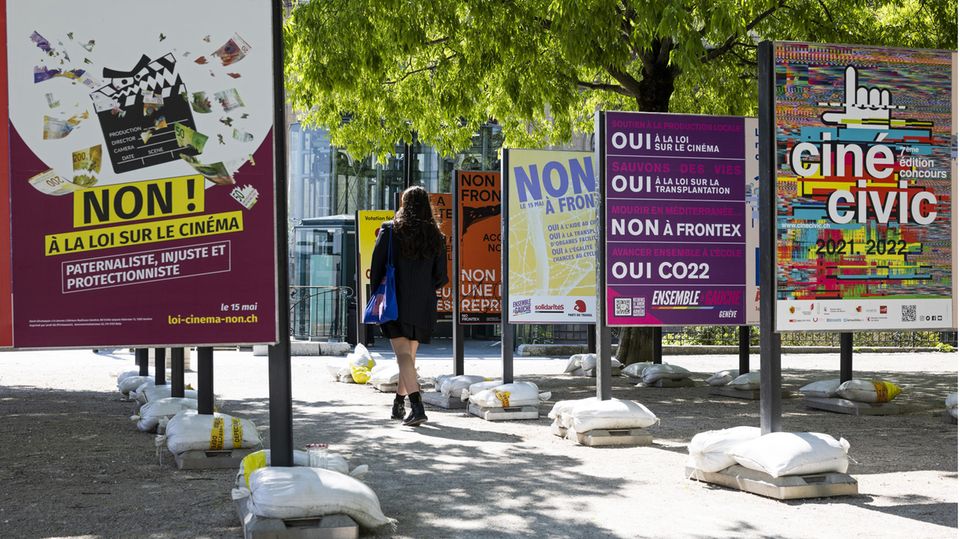 Abstimmung Schweiz Genf Frontex Plakate zum Abstimmungssonntag am 15. Mai in Genf – darunter auch eines zu Frontex