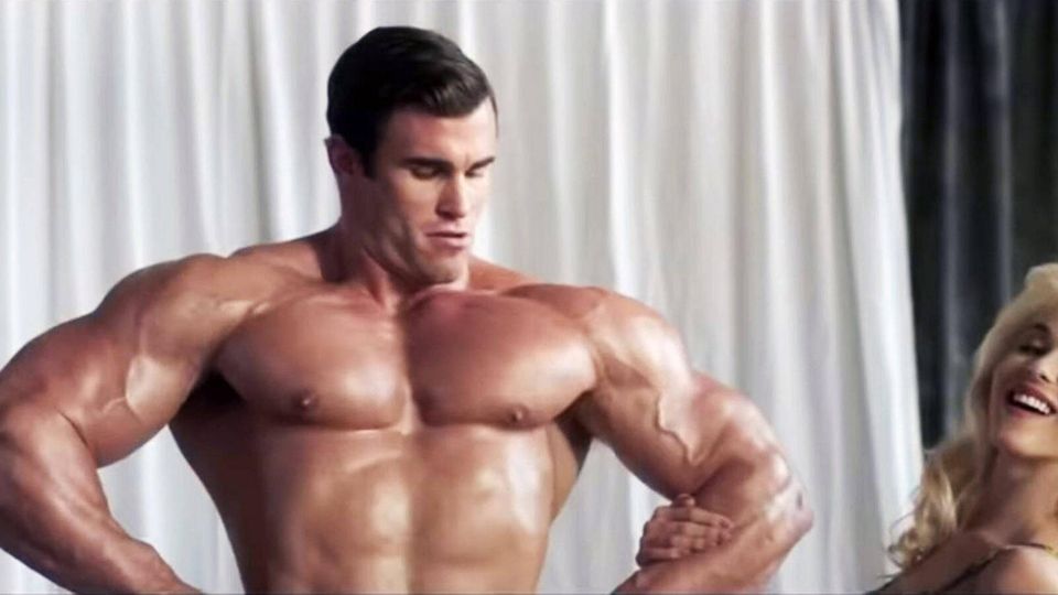 Calum von Moger als Arnold Schwarzenegger in dem Film "Bigger"