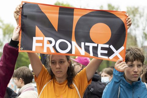 Demonstrantinnen protestieren Ende April 2022 in Bern gegen die EU-Verordnung zur europäischen Grenzschutzagentur Frontex 