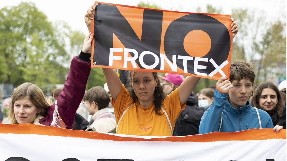 Demonstrantinnen protestieren Ende April 2022 in Bern gegen die EU-Verordnung zur europäischen Grenzschutzagentur Frontex 