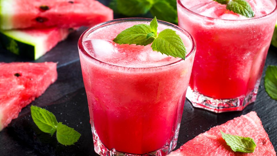 Wassermelonen-Cocktail mit Eis und Minze