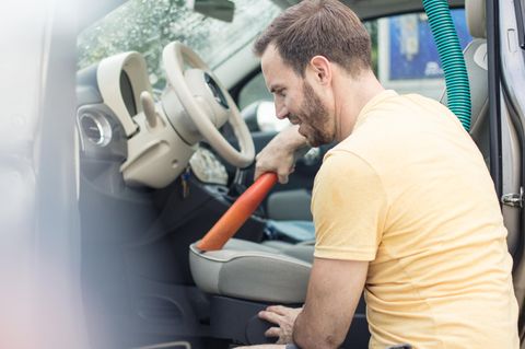 TikTok-Trend: Auto putzen leicht gemacht: Mit diesem Trick bekommen Sie Fußmatten ganz einfach sauber