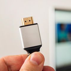 HDMI Kabel Unterschiede: Eine Hand hält ein HDMI-Kabel in die Luft.