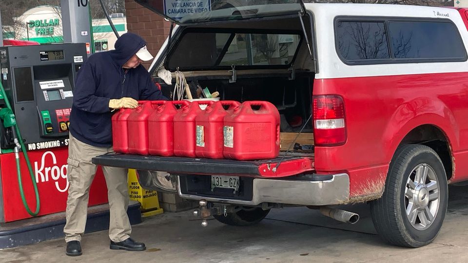 Benzin horten wegen der hohen Inflation: Ein Mann hat mehrere Kanister Treibstoff gekauft