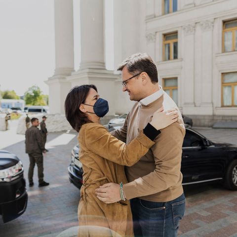 Annalena Baerbock, Bundesaußenministerin, trifft am 10. Mai im Rahmen einer Reise in die Ukraine in Kiew auf Dmytro Kuleba, Außenminister der Ukraine