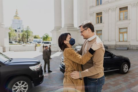 Annalena Baerbock, Bundesaußenministerin, trifft am 10. Mai im Rahmen einer Reise in die Ukraine in Kiew auf Dmytro Kuleba, Außenminister der Ukraine