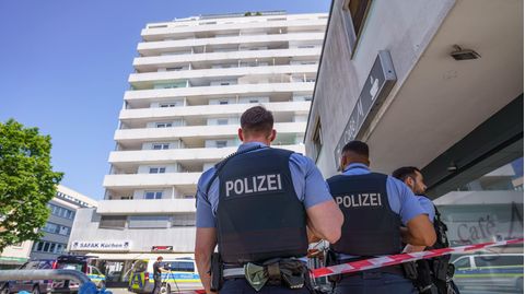 Polizei an Hochhaus in Hanau