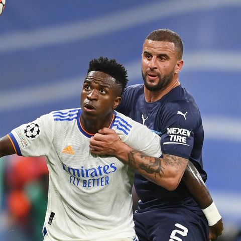 Real Madrids Vinicius Junior (l.) und Manchester City Kyle Walker im Halbfinale der Champions League