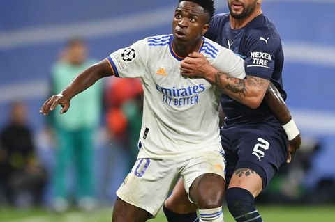 Real Madrids Vinicius Junior (l.) und Manchester City Kyle Walker im Halbfinale der Champions League