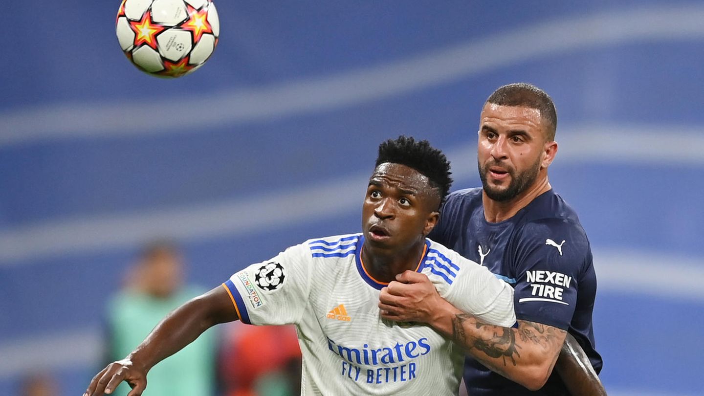 Real Madrids Vinicius Junior (l.) und Manchester City Kyle Walker im Halbfinale der Champions League