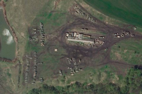 Eine Satellitenaufnahme eines russischen Truppenaufmarsches nahe Belgorod, wo nun ein ukrainischer Angriff erfolgt ist