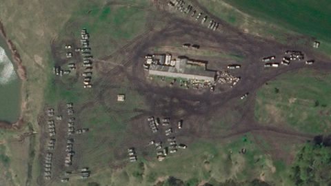 Eine Satellitenaufnahme eines russischen Truppenaufmarsches nahe Belgorod, wo nun ein ukrainischer Angriff erfolgt ist