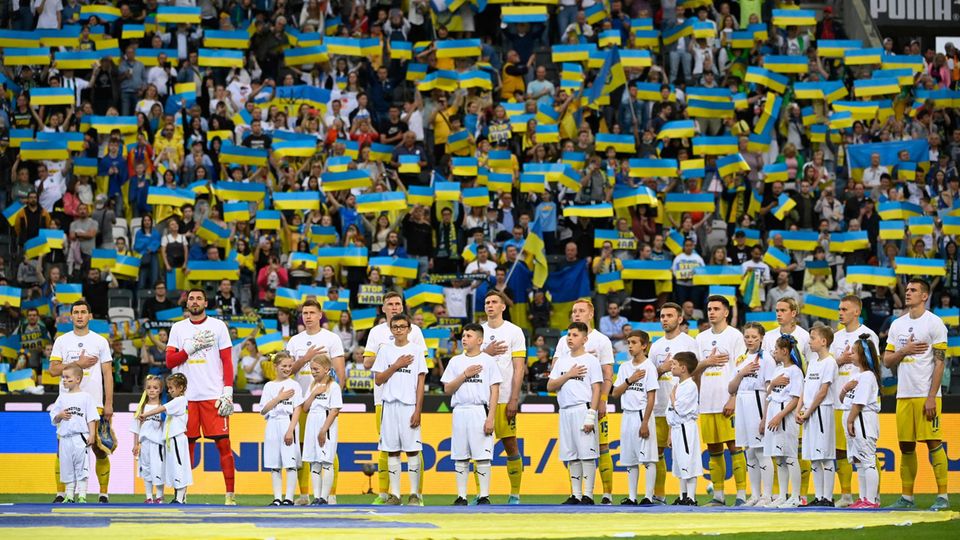 Die ukrainische Fußball-Nationalmannschaft singt vor dem Benefizspiel gegen Borussia Mönchengladbach die Nationalhymne Die ukrainische Fußball-Nationalmannschaft singt vor dem Benefizspiel gegen Borussia Mönchengladbach die Nationalhymne