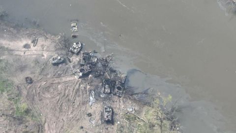 Zerstörte russische Panzer am Rande des Siwerskyj Donez Fluss