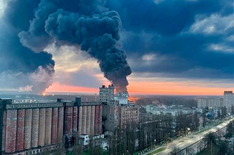 Russland, Brjansk: In zwei russischen Öldepots unweit der Grenze zur Ukraine ist ein schwerer Brand ausgebrochen.