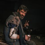 Soldat im Asow-Stahlwerk in Mariupol zeigt Peace-Zeichen