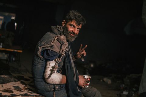Soldat im Asow-Stahlwerk in Mariupol zeigt Peace-Zeichen