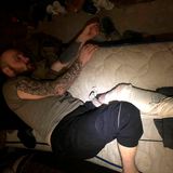 Vollkommen erschöpft: Ein verwundeter Soldat liegt auf einer Matratze.