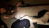 Vollkommen erschöpft: Ein verwundeter Soldat liegt auf einer Matratze.