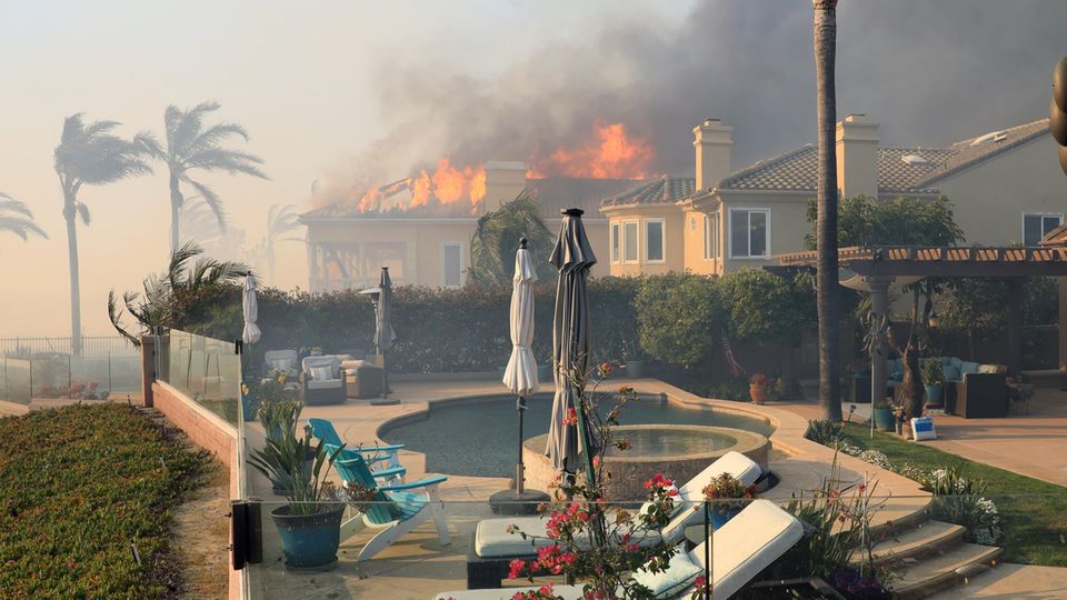 Laguna Niguel, USA. "Wie ein Lauffeuer verbreiten": Die Bewohner der Stadt im Orange County im US-Bundesstaat Kalifornien wissen jetzt, was dieses Sprichwort bedeutet. Ein windgetriebenes Lauffeuer, das in einem Gebüsch ausgebrochen war, ist auf eine Fläche von zwei Quadratkilometer angewachsen und brennt hier gerade eine Strandvilla nieder. Laut Feuerwehr zerstörten die Flammen insgesamt etwa 20 Gebäude und führten zur Evakuierung zahlreicher Häuser und eines Luxusresorts.
