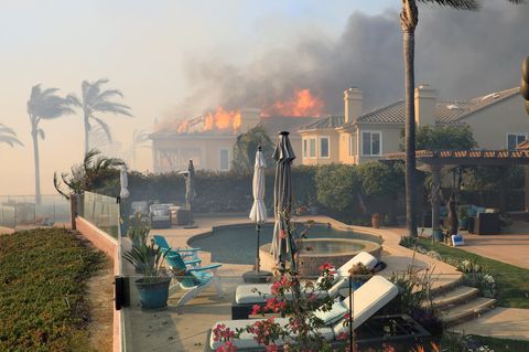 Laguna Niguel, USA. "Wie ein Lauffeuer verbreiten": Die Bewohner der Stadt im Orange County im US-Bundesstaat Kalifornien wissen jetzt, was dieses Sprichwort bedeutet. Ein windgetriebenes Lauffeuer, das in einem Gebüsch ausgebrochen war, ist auf eine Fläche von zwei Quadratkilometer angewachsen und brennt hier gerade eine Strandvilla nieder. Laut Feuerwehr zerstörten die Flammen insgesamt etwa 20 Gebäude und führten zur Evakuierung zahlreicher Häuser und eines Luxusresorts.