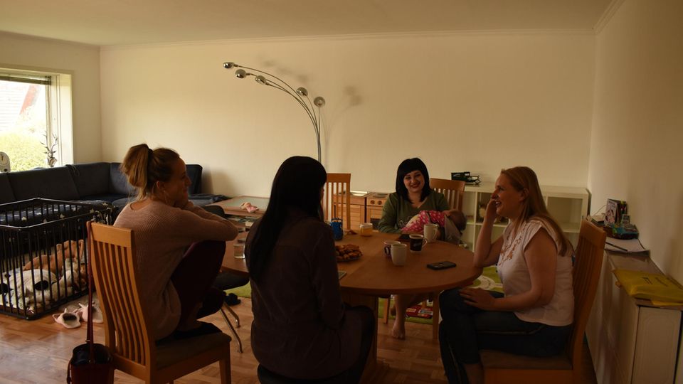 Ukraine Frauenhaus Flucht Larissa Hellmund, Tanya, Iryna mit Baby Xenia und Dolmetscherin Laura sitzen bei einem Kaffee am Küchentisch