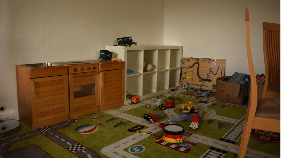 Frauenhaus Ukraine  Spielzeug und Spiel-Küche stehen an einer Wand im Wohnzimmer