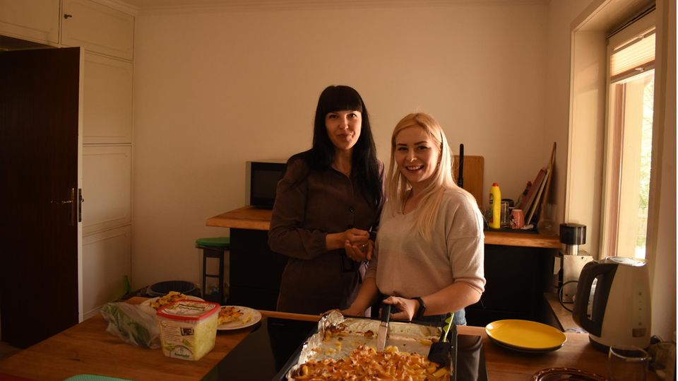 Frauenhaus Ukraine Tanya (links) und Yulia (rechts) in der Küche. Die Frauen geben sich gegenseitig Halt