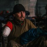 Verwundeter Soldat hat seinen rechten Arm verloren